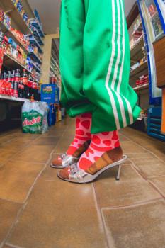 Preview: Nachhaltig verpackte Choco Bar Socken als witziges Accessoire