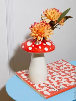Preview: Moderne Tischdeko im Cottagecore-Stil mit der Amanita Pilz-Vase und bunten Blumen.