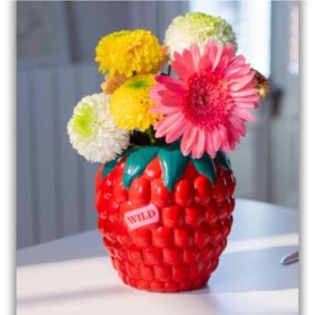 Preview: Farmers Market Raspberry Vase als farbenfrohe Tischdekoration