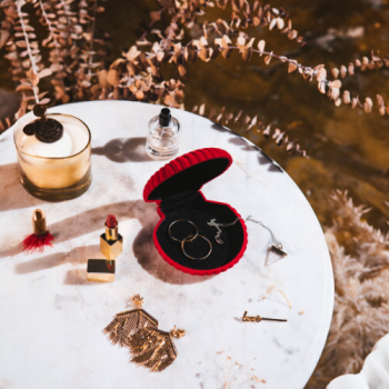 Preview: samtig rote schmuckaufbewahrung im Muscheldesign