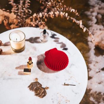 Preview: samtig rote schmuckaufbewahrung im Muscheldesign