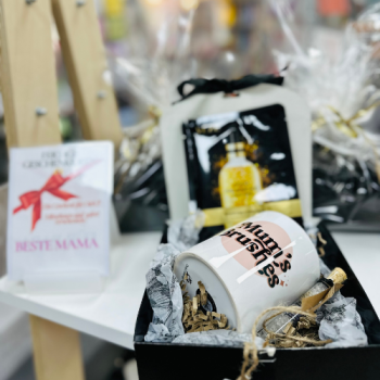 Preview: Handverpackte Self-Care Muttertagsbox – mit Mum's Brushes Becher, Hyaluronic Acid Gesichtsmaske und It's Me Time Badesalz
