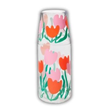 Glaskaraffe mit Glas im Bloom Tulpen Design auf Nachttisch