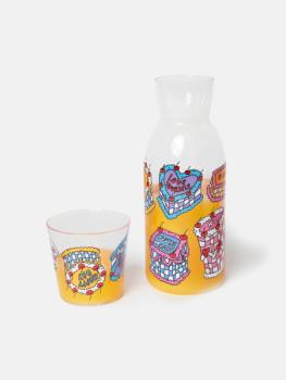 Preview: Glaskaraffe mit Glas mit süssem Torten Design auf Nachttisch