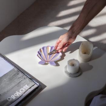 Preview: keramik schale lila weis in dekorativen Muscheldesign