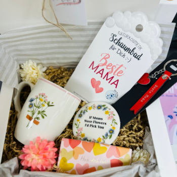 Muttertags Geschenkbox „Blumen für Mama“ mit floralem Becher, Schaumbad, Keramikuntersetzer und Schokolade, liebevoll verpackt