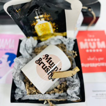 Preview: Detailansicht: kuratierte Verwöhnbox zum Muttertag mit Badesalz, Gesichtsmaske und Naturpapier-Füllmaterial, direkt verschenkfertig