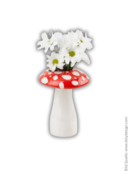 Detailansicht der glasierten Oberfläche der roten Fliegenpilz-Vase mit weißen Punkten.