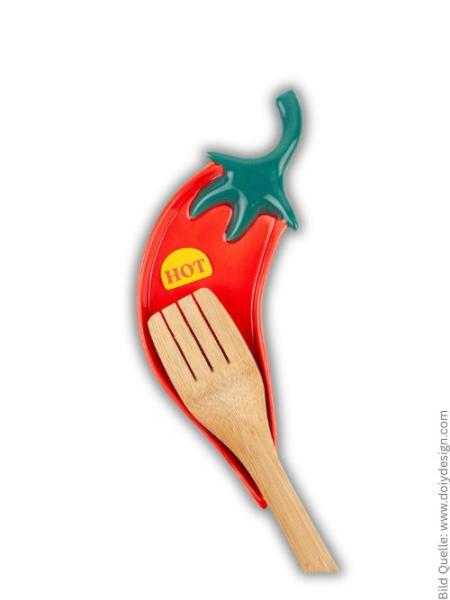 Chili Löffelablage im Einsatz auf einem modernen Herd mit einem Holzlöffel.