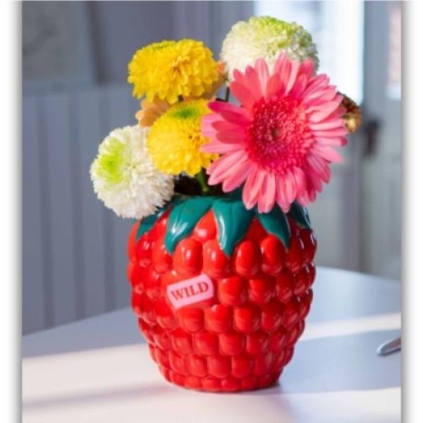 Farmers Market Raspberry Vase als farbenfrohe Tischdekoration