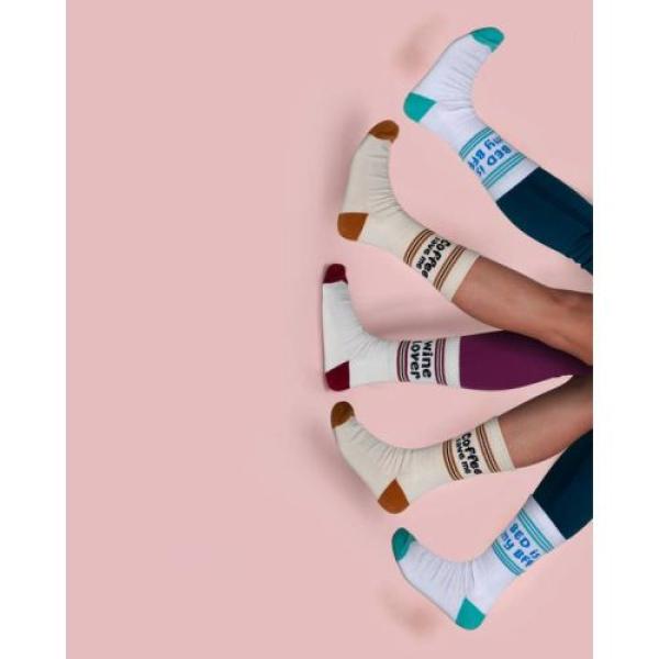 Hochgezogene Pegada Statement-Socken getragen zu Sportschuhen beim Fitnesstraining.