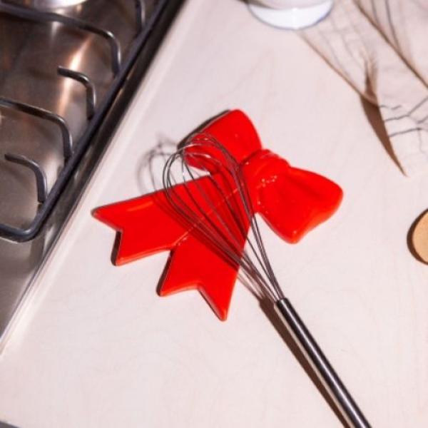 rote Löffelablage in Schleifen Design