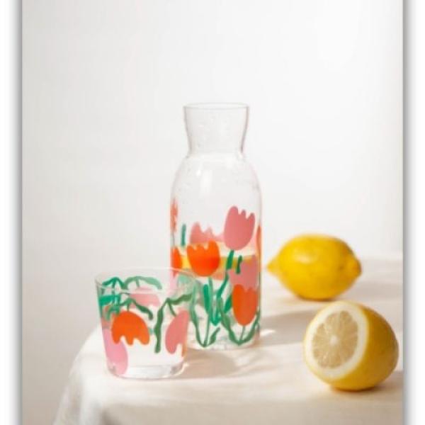 Karaffe mit umgedrehtem Glas als Deckel im Tulpen-Design